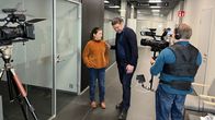 Näyttelijät Tuija Hanhikoski ja Aarni Kivinen näyttelevät kohtausta elokuvassa Portti 44.