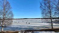 Pilkkijöitä kevätjäällä Rovaniemen Jyrhämänrannassa. 