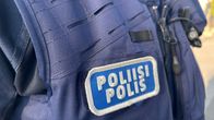 Poliisin kangasmerkki virkapuvun rinnassa.