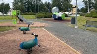 Leikkipuistossa on muun muassa liukumäki ja kiipeilykuutiot.