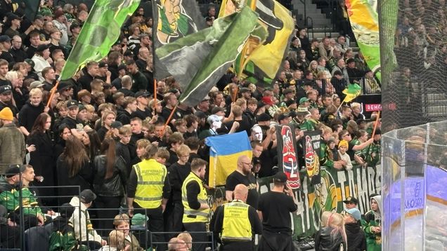 Ilveksen fanipäädyssä Jokerit-banderolleja, joissa Venäjän käyttämä Z-symboli.