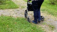 Vanhus kävelee rolaattorin kanssa pihatiellä