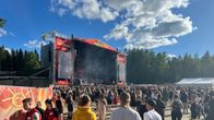 Kuvassa on taustalla Provinssin festivaalilava, jossa esiintyy Sanni. Edessä on hiekkakenttä, joka on täynnä ihmisiä.