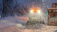 Lumimyräkkä iski, työkone auraa.