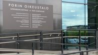 Porin oikeustalon sisäänkäynti edestäpäin kuvattuna.