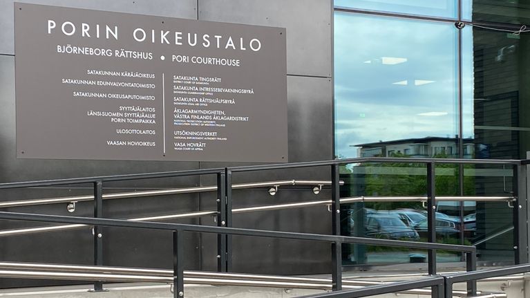 Porin oikeustalon sisäänkäynti edestäpäin kuvattuna.