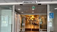 Sairaalapäivystyksen sisätilat ja käytävä kuvattuna ulko-ovelta.