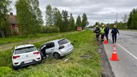 Kaksi henkilöautoa ojassa kolaripaikalla.