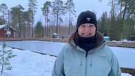 En kvinna står framför en ishockeyrink.