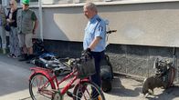 Lieksan poliisi esittelee löytytavarahuutokaupassa tarjolla ollutta lasten polkupyörää poliisilaitoksen pihamaalla.