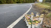 Kynttilöitä maassa. 