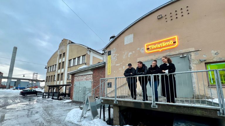 Riku Niemelä, Maximilian von Renteln, Katariina Uusitupa ja Delfin Idänpään-Heikkilä Suvilahden Tiivistämöllä.