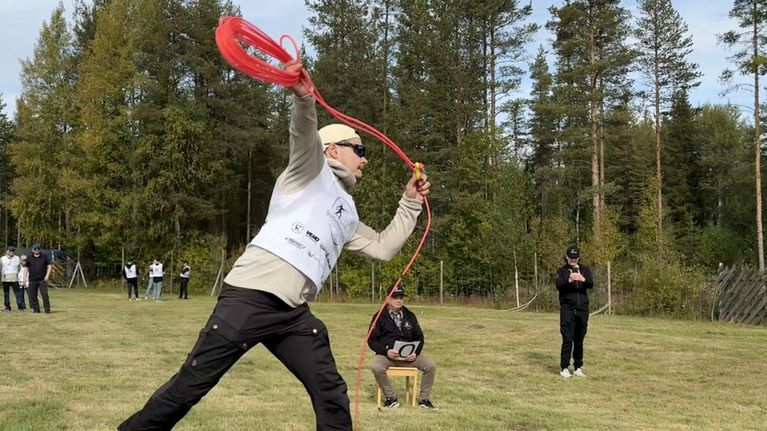Mies heittää suopunkia.