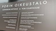 Kyltti seinässä, jossa lukee Porin oikeustalo.
