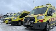 Kolme keltaista ambulanssia parkissa. 