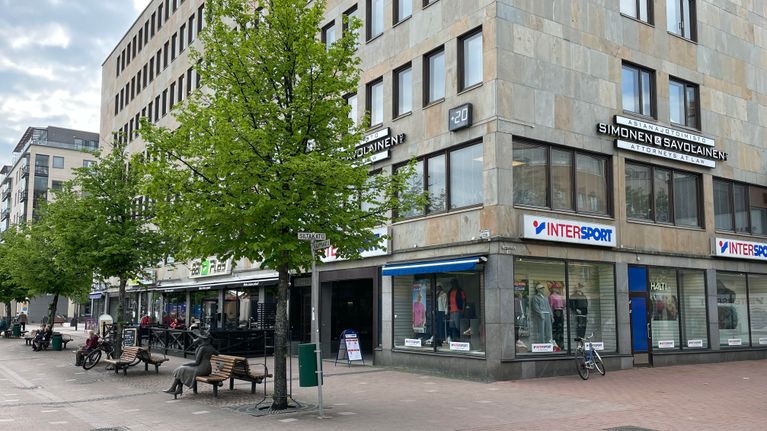 Joensuun keskustan kauppoja torin laidalla osoitteessa Kauppakatu 23.