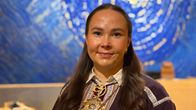 Nainen saamenpuvussaan. Maren Benedicte Nystad Storslett. 