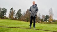 Lahden Golfin toimitusjohtaja Juha Ruponen seisoo golfkentällä tarkastelemassa nurmessa olevaa uraa.