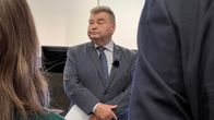 Seutulassa asuva Ture Tähtinen luovutti adressin Vantaan kaupunginvaltuuteuille. Etualalla kuvassa valtuutetut Loviisa Kaartokallio (kd) sekä Patrik Karlsson (r).