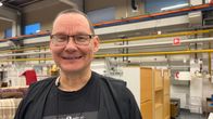 Kierrätyskeskus Patinan tavaran vastaanoton työnohjaaja Ari Hakamo hymyilee Patinan huonekaluosastolla.