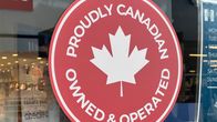 Kaupan kyltti jossa lukee Proudly Canadian owned and operated. Vaahteralippu.