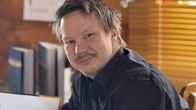Niillas Holmberg katsoo suoraan kameraan Tenojokivarressa kotonaan Jalvissa.
