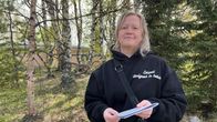 Saamelaispaliskunnat ry:n puheenjohtaja Tiina Sanila seisoo  pitäen Rivttes vuohki -julkaisun eettiset ohjeet - julkaisua 26.5.2026 Inarissa.