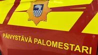 Teksti: päivystävä palomestari sekä Kymenlaakson palastuslaitoksen logo punaisella pohjalla.