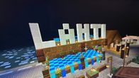 Virtuaalimaailman Lahden toria Minecraftissa: Kirjaimet 'LAHTI' kohoavat näyttävästi torirakennelman yllä.