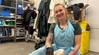 Eläinlääkäri Henna Kaarakainen tutkii kuollutta vasaa, ennen nylkemistä 119.2.2025 Ivalon eläinlääkäri asemalla.