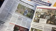 Alasatakunta-lehtiä pöydällä.