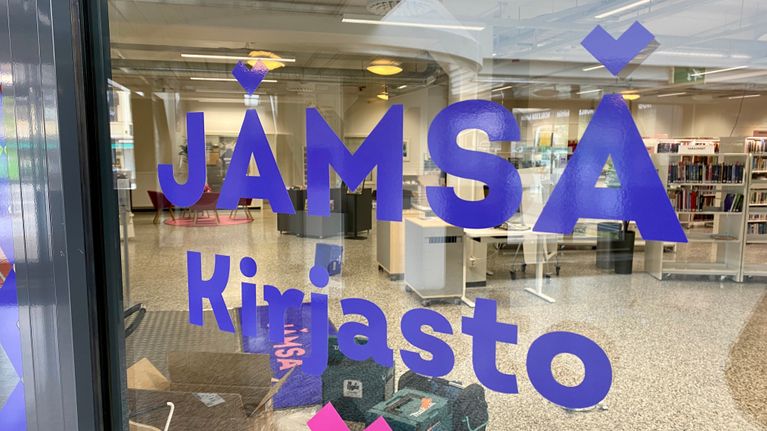 Jämsän kirjasto -teksti ikkunassa.