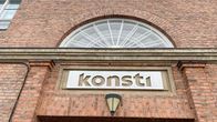 Konstin kyltti ja ikkuna. 