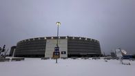 Helsingin areena talvisessa maisemassa. Hallin katonrajassa on valot päällä.