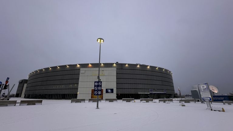 Helsingin areena talvisessa maisemassa. Hallin katonrajassa on valot päällä.