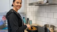 Nuorisotiloilla ohjaaja paistaa lihapullia.
