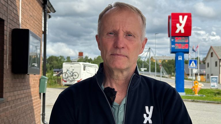 Mauri Portimo katsoo totisena suoraan kameraan Norjan Kaarasjoen huoltoasemalla.