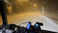 Jäätävää tihkua sataa linja-auton ikkunaan pimeällä maantiellä.