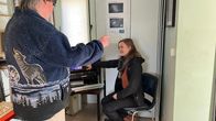 Siriuksen puheenjohtaja Arto Oksanen keskustelee saksalaistutkija Daniela Banyśin kanssa.