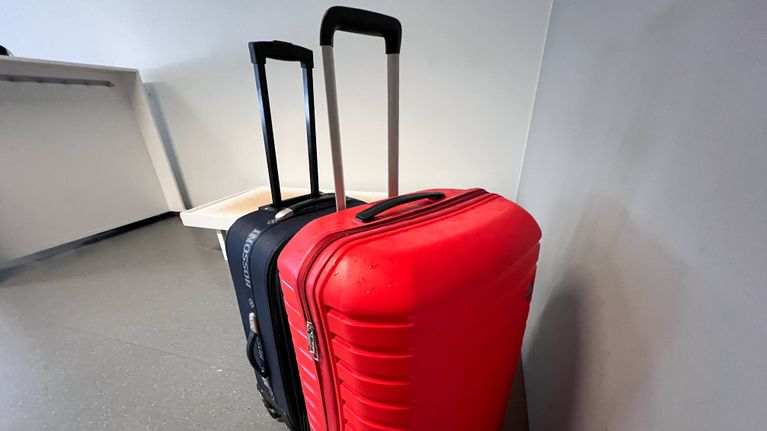Vaihto-opiskelijan kaksi matkalaukkua Rakuunamäen vanhan varusmiesten majoituskasarmin asuntolan huoneessa.