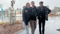 Sodankylän nuorivaltuuston puheenjohtaja Paulus Miettinen lukion edustaja oikealla, Ella Vaara Tähtikunnan koulu nuorisovaltuuston varajäsen (vasemmalla) ja keskellä Aarni Mery, Tähtikunnan koulu nuorisovaltuuston varsinainen jäsen ovat kokoontuneet Nuorisovaltuuston työryhmän kokousta varten, koulualueelle.