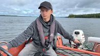 Punkaharjun koulun ysiluokkalainen Eemeli Vasara tulee veneellä kouluun sään salliessa.