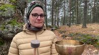 Helmikuussa järjestettävän ensimmäisen kulttuuritupsahduksen järjestäjä Lara Nurminen ja äänimalja Savolinnan Sulosaaressa.