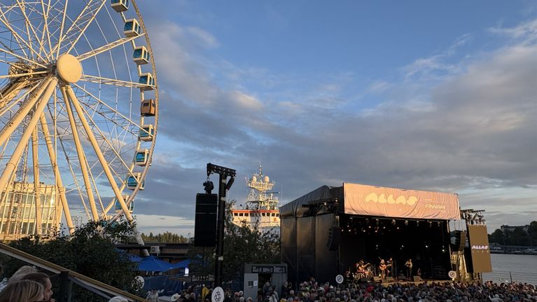 Pariserhjul, och scen med band, inför publik.