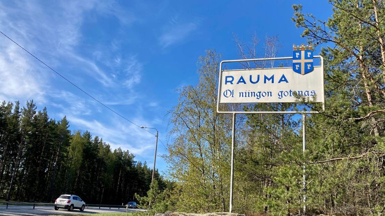 Tienvarressa on kallioisessa kohdassa kyltti, jossa lukee Rauma, ol niingon gotonas.