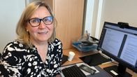 Nainen, työterveyspsykologi Päivi Frantsi, tietokoneen ääressä.