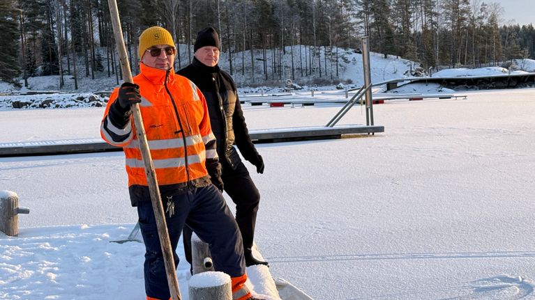 Janne Kuivalainen ja Risto Hakala seisomassa laiturilla jäätyneen järven edessä.
