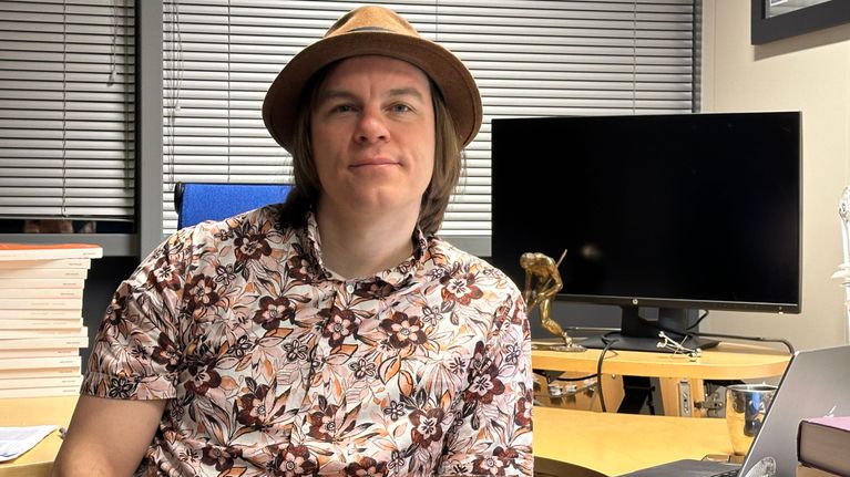 Aalto-yliopiston apulaisprofessori Frank Martela istuu työhuoneessaan tietokoneensa äärellä.