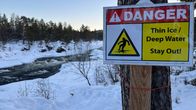 Metsähallituksen laittama kyltti, joka varoittaa heikoista jäistä ja joutumasta veden varaan 11.3.2025 Jänikoskella Inarissa.