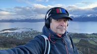 Lippalakkipäinen mies ottaa selfietä tunturin päällä. Andrei Danilov. 